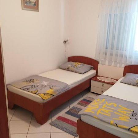 Apartmani Ana Vir Esterno foto
