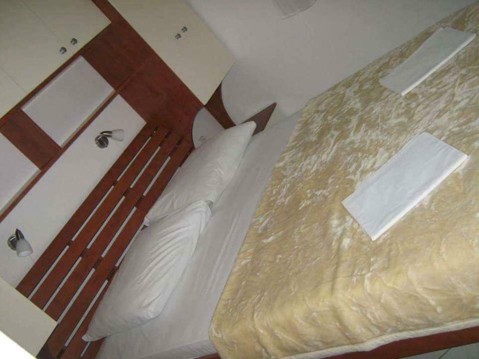 Apartmani Ana Vir Esterno foto