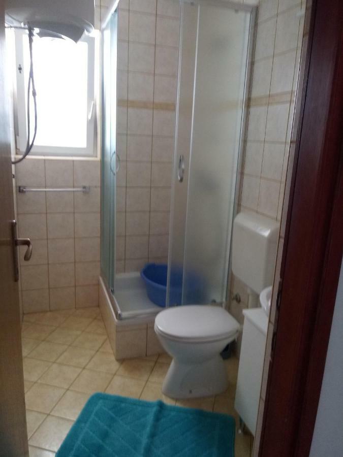 Apartmani Ana Vir Esterno foto
