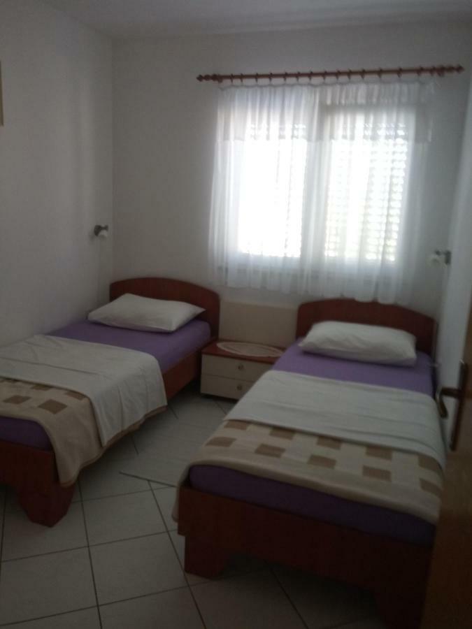 Apartmani Ana Vir Esterno foto